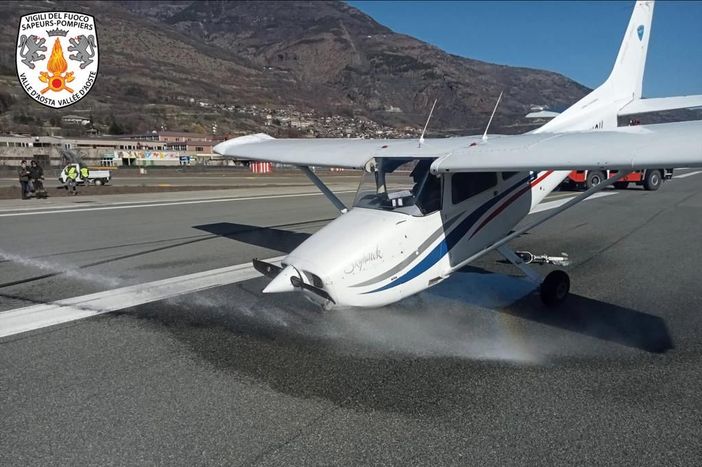 Per il vento, aereo Cessna impatta al suolo in atterraggio; illesi i passeggeri