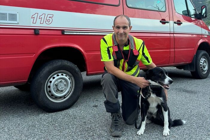 Il cane Teo con il suo conduttore