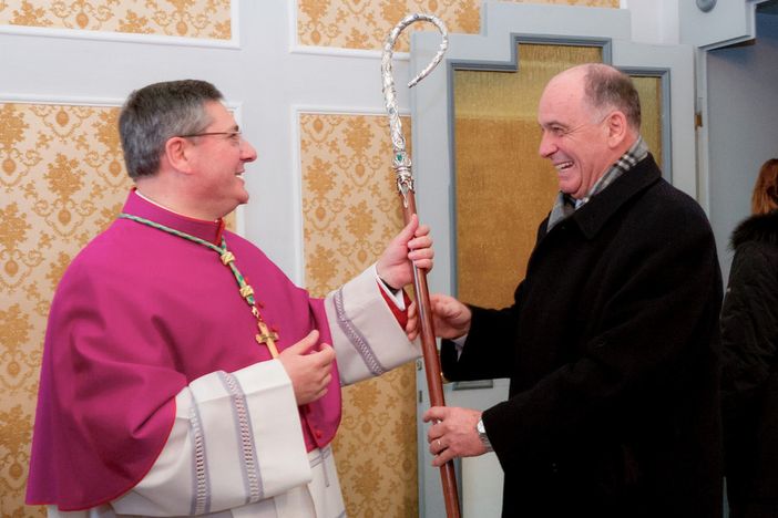 2011, l'allora Presidente della Giunta Augusto Rollandin consegna del bastone pastorale, dono della Regione, a Monsignor Lovignana nel giorno della sua ordinazione episcopale 2011, l'allora Presidente della Giunta Augusto Rollandin consegna del bastone pastorale, dono della Regione, a Monsignor Lovignana nel giorno della sua ordinazione episcopale