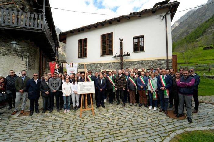 La scopertura della targa lo scorso maggio a Rovenaud