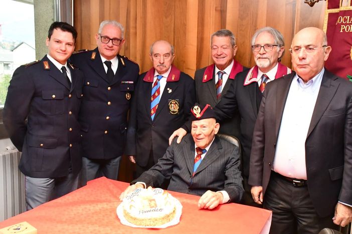 Amedeo Stipa festeggiato dai colleghi in Questura