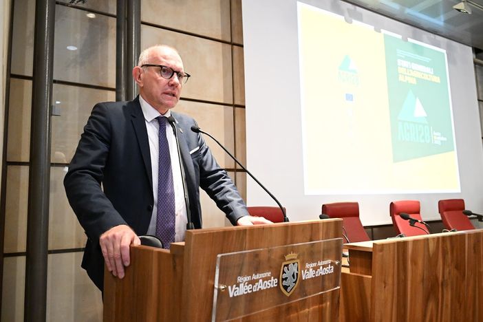 Il Presidente della Giunta, Renzo Testolin (a sn) con il presidente del Coni VdA, Jean Dondeynaz insieme ad alcuni giovanissimi atleti