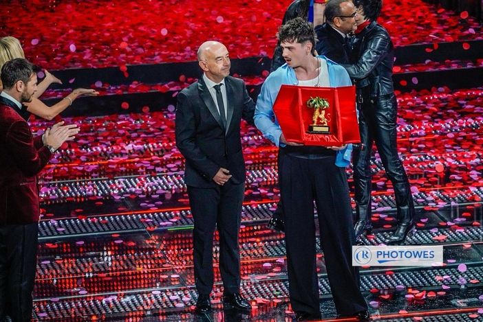 Olly sul palco, emozionato per la vittoria (photo credit Sanremo News) Olly sul palco, emozionato per la vittoria (photo credit Sanremo News)