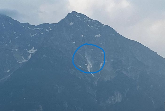 Qualche minuto dopo il distacco la nuvola di terra era ancora ben visibile dalla collina sopra Aosta Qualche minuto dopo il distacco la nuvola di terra era ancora ben visibile dalla collina sopra Aosta