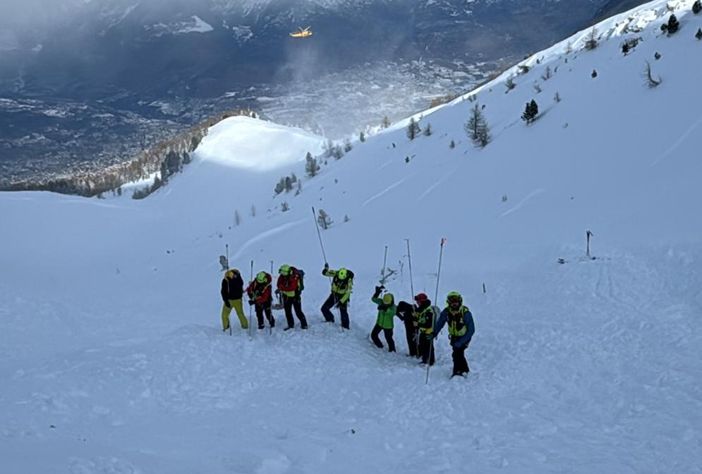 I soccorritori al lavoro con le sonde I soccorritori al lavoro con le sonde
