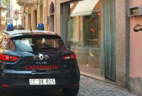 Minorenne ferita al volto lungo la mulattiera del castello di Verres, indagano i carabinieri Minorenne ferita al volto lungo la mulattiera del castello di Verres, indagano i carabinieri