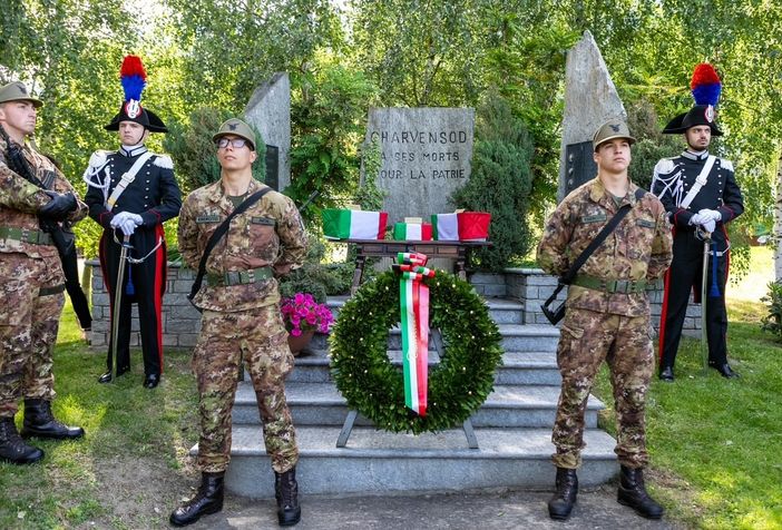 'Oltre il tempo', profondo e partecipato abbraccio di Charvensod ai suoi Caduti
