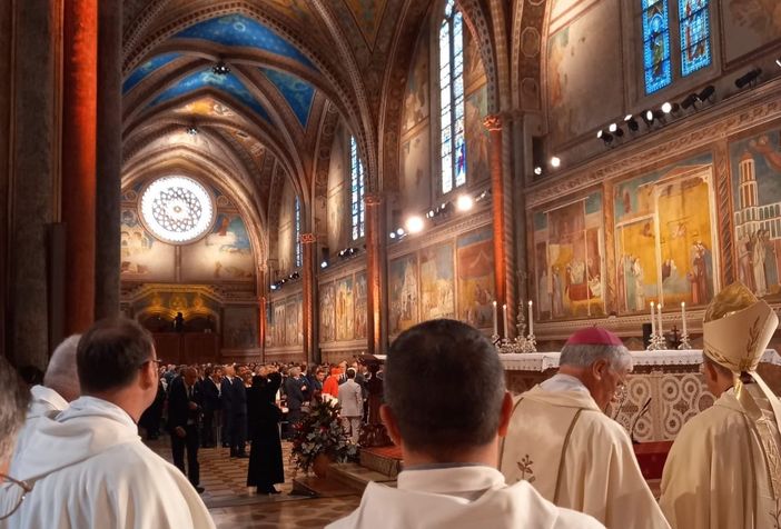 Don Isidoro Mercuri Giovinazzo con il Cardinale Zuppi e il Presidente Mattarella, 'sia addomesticato il lupo della guerra' Don Isidoro Mercuri Giovinazzo con il Cardinale Zuppi e il Presidente Mattarella, 'sia addomesticato il lupo della guerra'