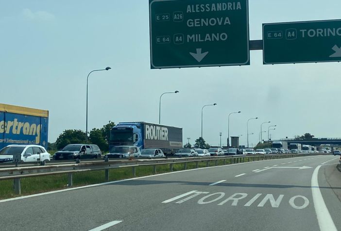 Scontro tra tre auto, due feriti e traffico autostradale in tilt