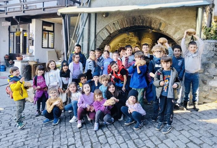 I bambini dell scuole di Charvensod al forno comunale