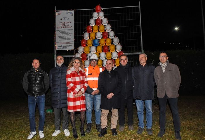 Allestito l’Albero della Sicurezza davanti alla Cogne Acciai Speciali