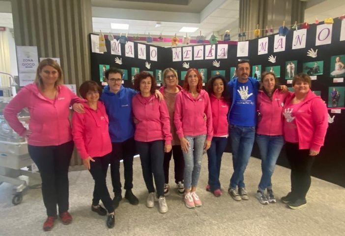 Foto di gruppo per i volontari di 'Mano nella Mano'