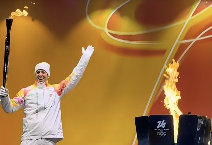 Con l'accensione nel braciere, Federico Pellegrino ha concluso il passaggio della Fiaccola da Punta Helbronner ad Aosta (cliccare sulla foto per avviare la gallery; photo credit Ezio Cairoli, Paolo Fabris e RAVA)