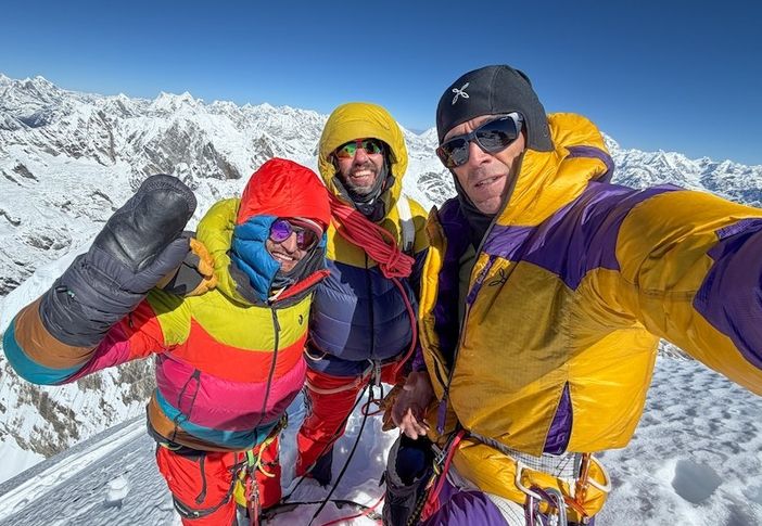 Nella foto da lui stesso scattata, Hervé Barmasse, Felix Berg e Adam Bielecki in vetta