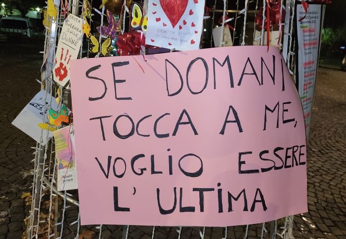In duecento ad Aosta al primo flash mob per la Settimana contro la violenza di genere