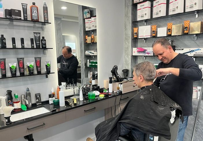 Luigi Fazari al lavoro nel suo nuovo salone Luigi Fazari al lavoro nel suo nuovo salone