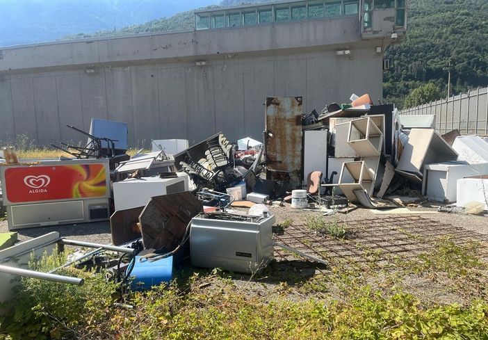 Aosta, discarica di immondizie in un cantiere del 'Bonus 110' al quartiere Cogne (copia 1)