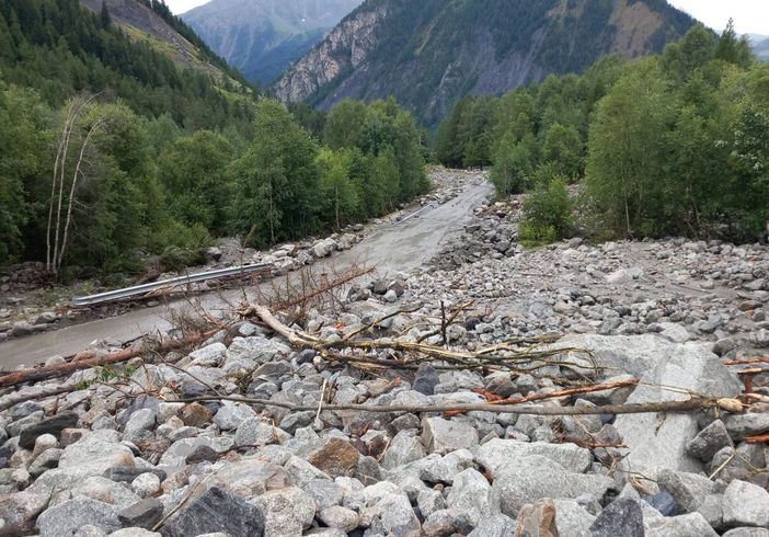 Frane in Val Ferret, previste due finestre di transito