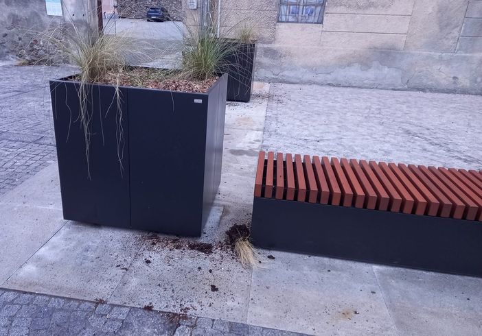 Aosta, vandalizzati a tempo di record i nuovi arredi urbani Aosta, vandalizzati a tempo di record i nuovi arredi urbani