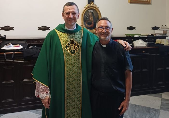 Il Vescovo ausiliare di Roma Monsignor Dario Gervasi insieme a Don Isidoro Mercuri Giovinazzo