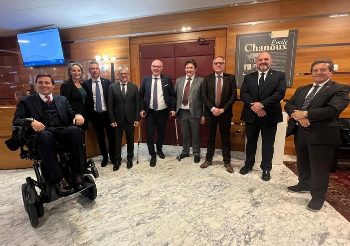 La nuova Giunta regionale: da sn Leonardo Lotto, Speranza Girod, Davide Sapinet. Luigi Bertschy, Renzo Testolin, Erik Lavevaz, Giulio Grosjacques, Carlo Marzi e Mauro Baccega