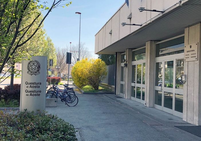 Criminalità al quartiere Cogne; entrano con la forza in casa di un pregiudicato e lo rapinano di soldi e droga Criminalità al quartiere Cogne; entrano con la forza in casa di un pregiudicato e lo rapinano di soldi e droga