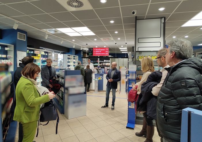 Un momento dell'inaugurazione del restyling della farmacia