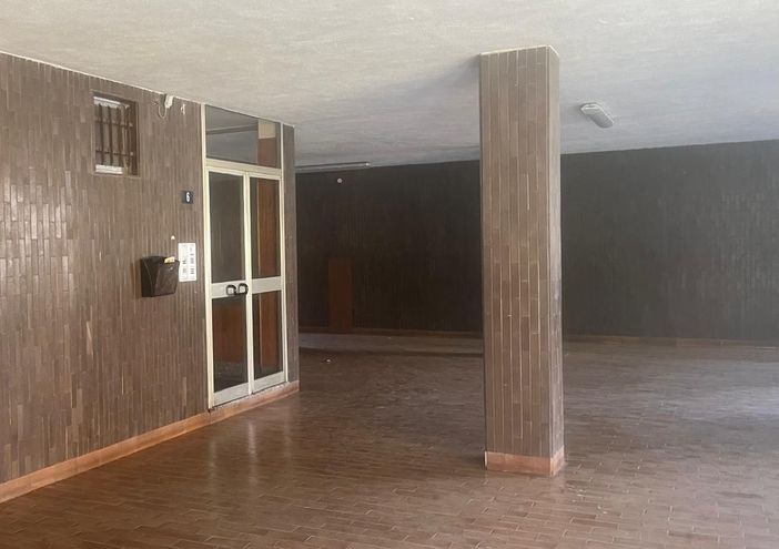 L'ingresso del condominio dov'è avvenuto il furto L'ingresso del condominio dov'è avvenuto il furto