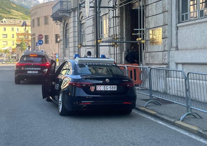 L'arrivo di carabinieri con i detenuti a Palazzo di Giustizia