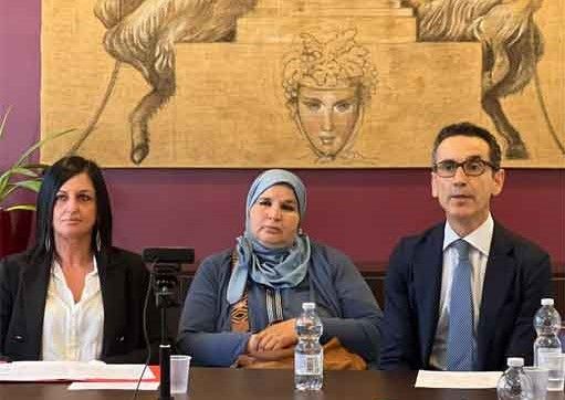 Da sn Lucia Lupi, Atika Choukri e Igor Giostra durante la conferenza stampa Da sn Lucia Lupi, Atika Choukri e Igor Giostra durante la conferenza stampa
