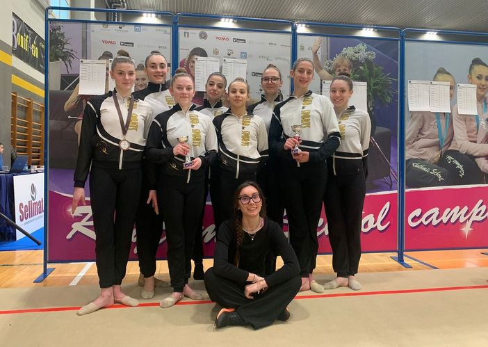 Da sn Cretier , Cuaz, Bertoncin, Bevilacqua, Bo, Fianco, Avallone, Casula con Carlotta Pellissier