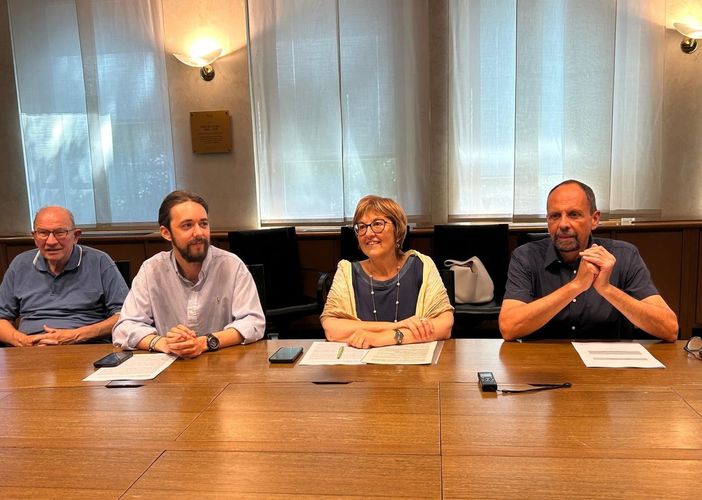 Gli esponenti di Avs durante una recente conferenza stampa in materia di energia; da sn Elio Riccarand, Andrea Campotaro, Chiara Minelli ed Eugenio Torrione