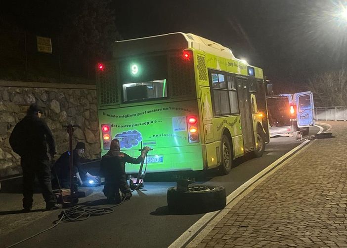 Bus perde ruota lungo la linea Aosta-Sorreley; attimi di paura ma nessun ferito