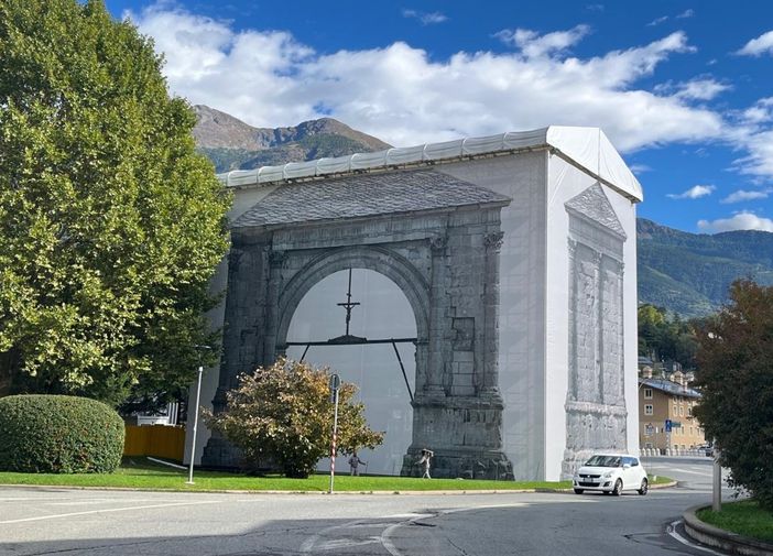 Aosta, l'Arco d'Augusto è ricomparso su tela; 'potevate pensarci subito, però...'