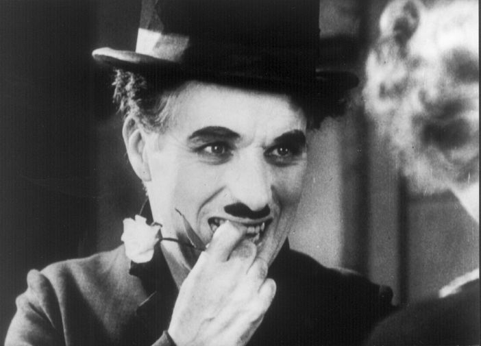 Celebrando Charles Chaplin; il genio del cinema nell'anniversario della nascita