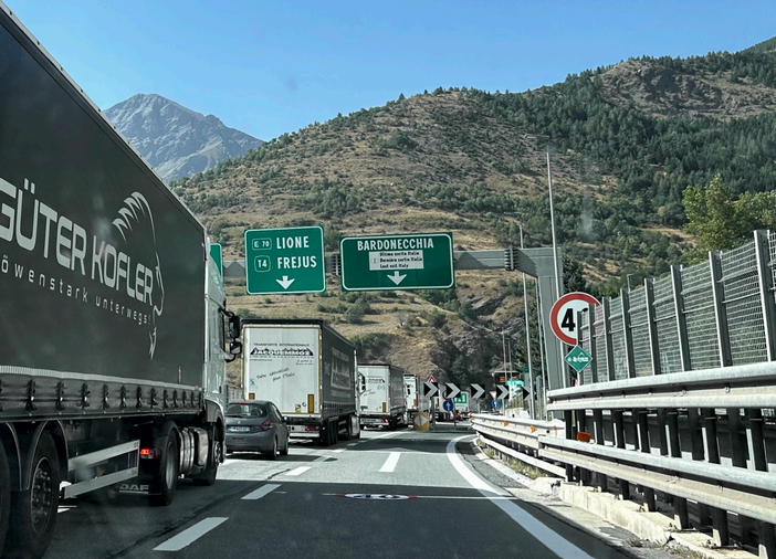 Temporaneo stop ai Tir al traforo del Fréjus: traffico pesante dirottato al Monte Bianco Temporaneo stop ai Tir al traforo del Fréjus: traffico pesante dirottato al Monte Bianco