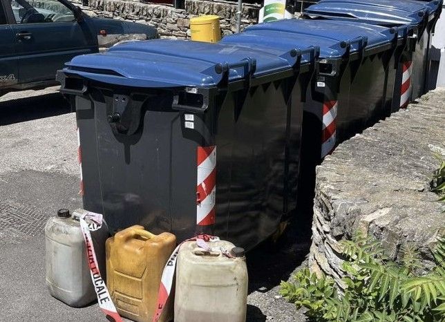 Quart; abbandonano taniche con liquidi vicino ai cassonetti, individuati e multati