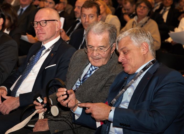 Da sn il Presidente della Giunta, Renzo Testolin, Romano Prodi e l'assessore regionale Luciano Caveri