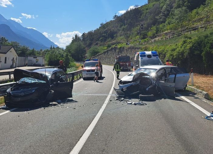 Quattro feriti in un frontale tra due vetture sulla statale 26 a Pontey Quattro feriti in un frontale tra due vetture sulla statale 26 a Pontey