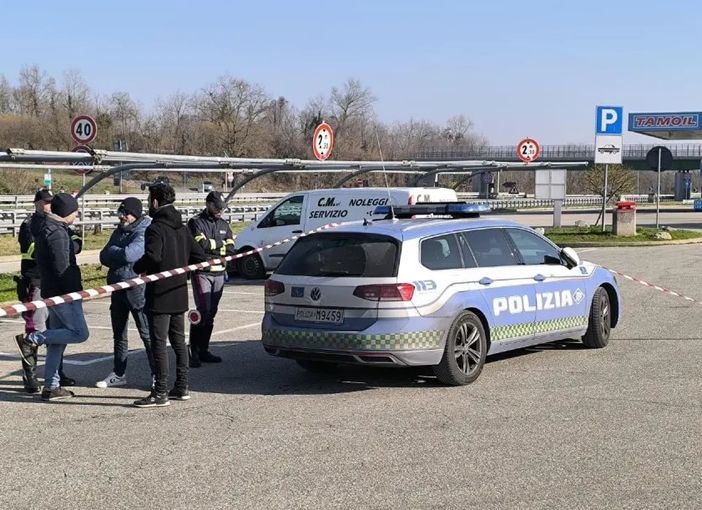 Sulla A5 agenti aggrediti a martellate reagiscono sparando; colpita auto di dirigente regionale valdostano Sulla A5 agenti aggrediti a martellate reagiscono sparando; colpita auto di dirigente regionale valdostano