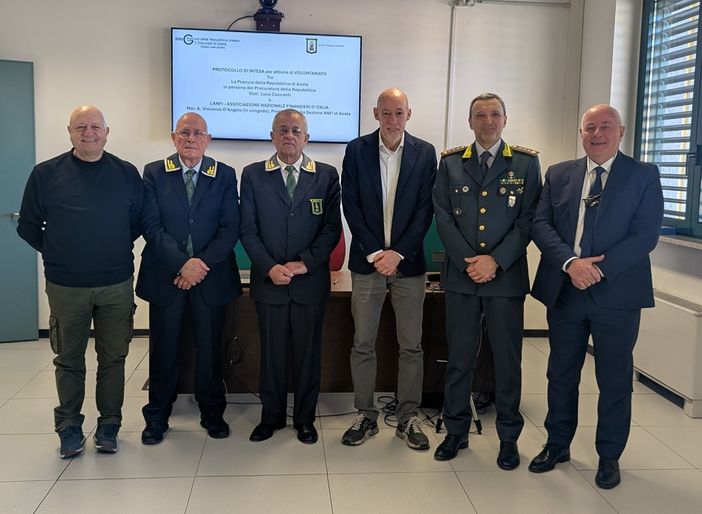 Foto di gruppo per i sottoscrittori dell'accordo e per i volontari