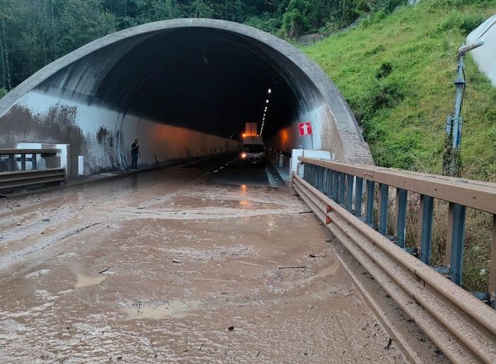 Frana sull'autostrada dell'alta Valle, ora chiusa; coinvolta dalla colata detritica un'auto della polizia stradale