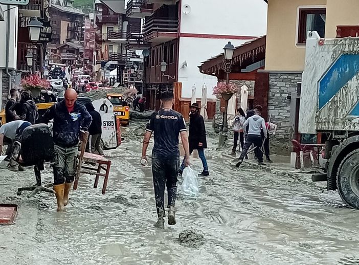 Volontari al lavoro a Breuil-Cervinia, statale chiusa a Bard, evacuazione a Cogne Volontari al lavoro a Breuil-Cervinia, statale chiusa a Bard, evacuazione a Cogne