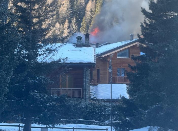 La Thuile, evacuato il condominio Le Col de Neige per un incendio al tetto La Thuile, evacuato il condominio Le Col de Neige per un incendio al tetto