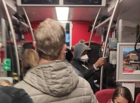 Affollata già anche nei giorni della pandemia, la linea Aosta-Ivrea-Torino Affollata già anche nei giorni della pandemia, la linea Aosta-Ivrea-Torino