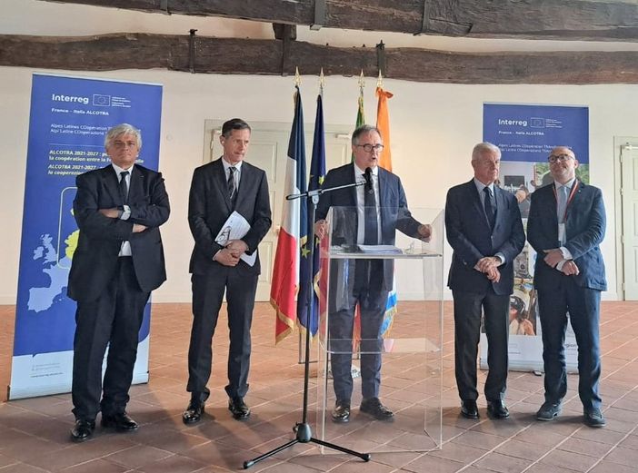 L'assessore Caveri (primo da sn) durante l'intervento del Comitato di sorveglianza