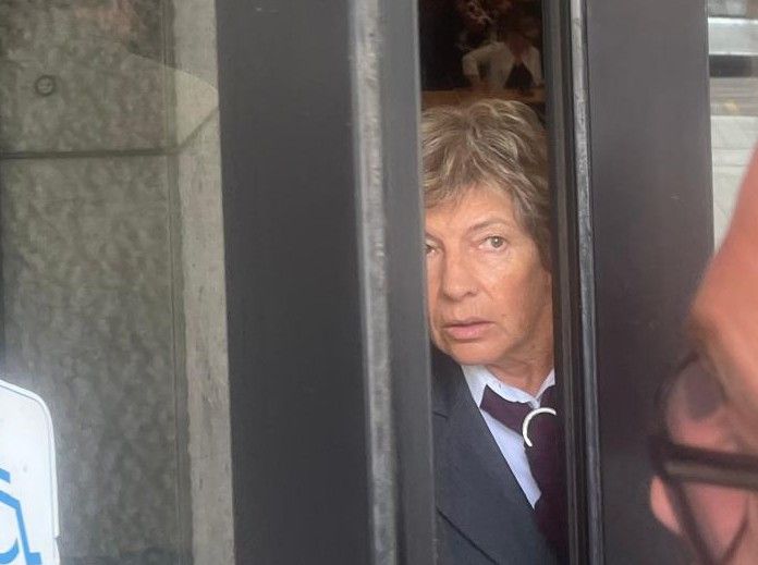 Un'usciera fa 'buona guardia' all'ingresso della saletta a Palazzo regionale durante una riunione urgente della maggioranza Un'usciera fa 'buona guardia' all'ingresso della saletta a Palazzo regionale durante una riunione urgente della maggioranza