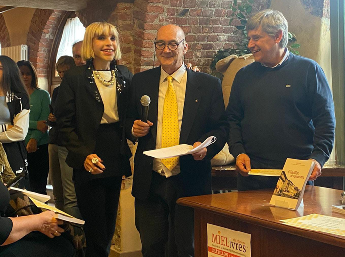 La consegna della pergamena alla scrittrice e giornalista Marina Rota