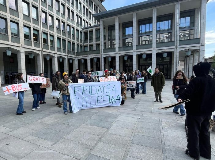 Sono tornati in piazza ad Aosta gli studenti di Fridays for Future