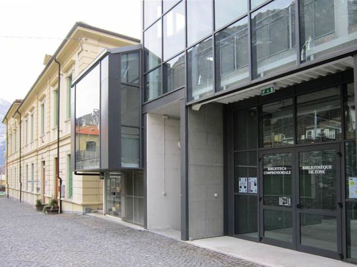 L'ingresso della biblioteca di Donnas L'ingresso della biblioteca di Donnas